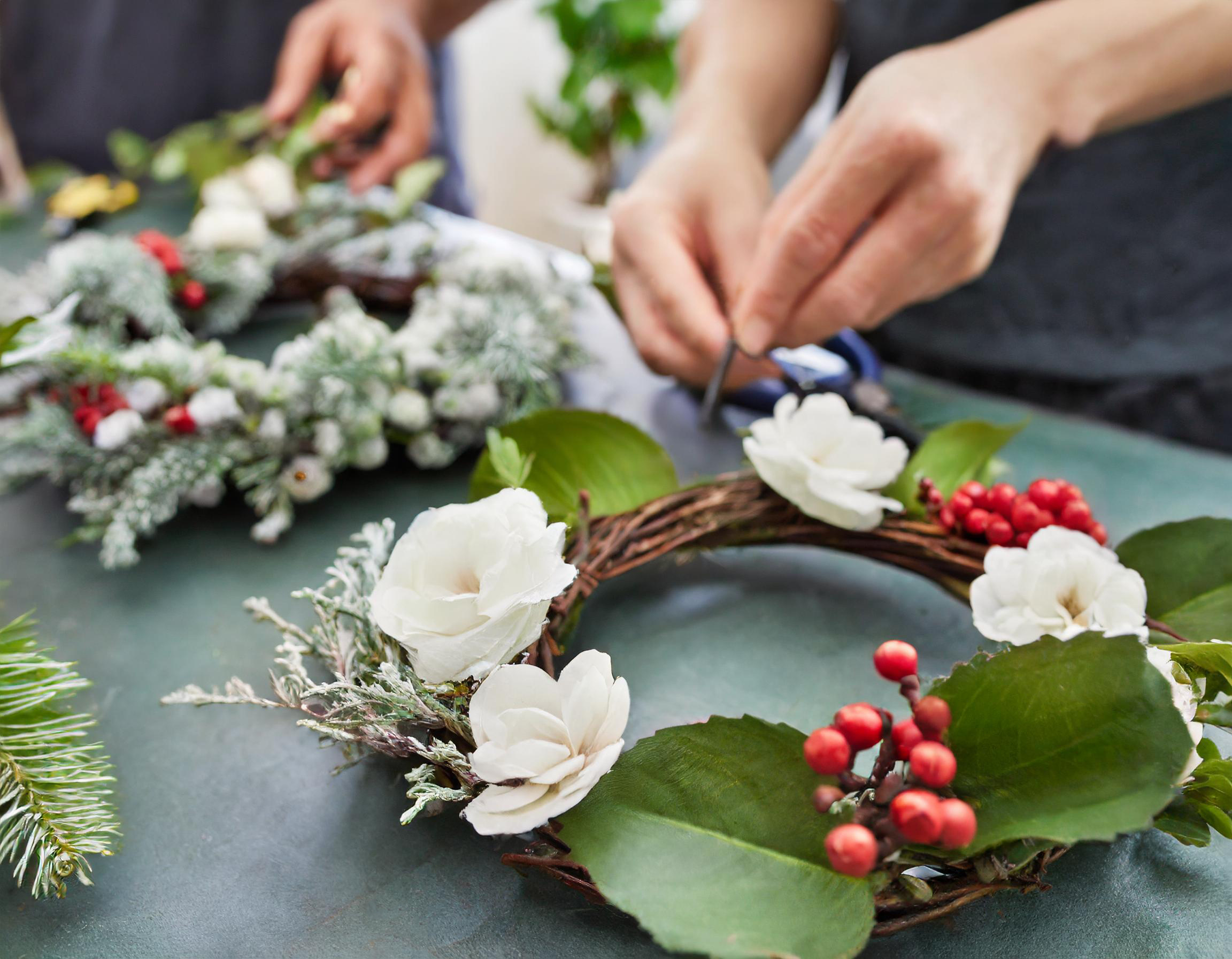 pracownicy produkcji przy produkcji wianków świątecznych